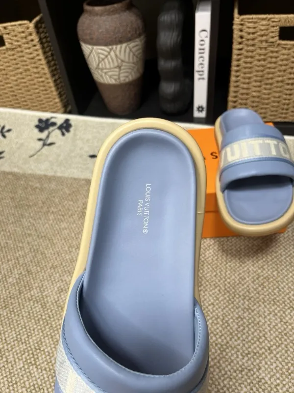 P320💰[New model] Long-term availability, 2025 new model, couple model [LOUlS VUlTTON] comes with drawer box, bag, card, invoice "Louis Vuitton ~ unique modern sandals. 》LV counter purchasing 🏃Men's and women's casual slippers, sold at the same time at the counter, the original old flower material upper is soft and comfortable, (refuses to discolor and rub the feet) sole: original factory special combination original sole, code number: 35--46 4 multiple colors 🉑️ to choose from